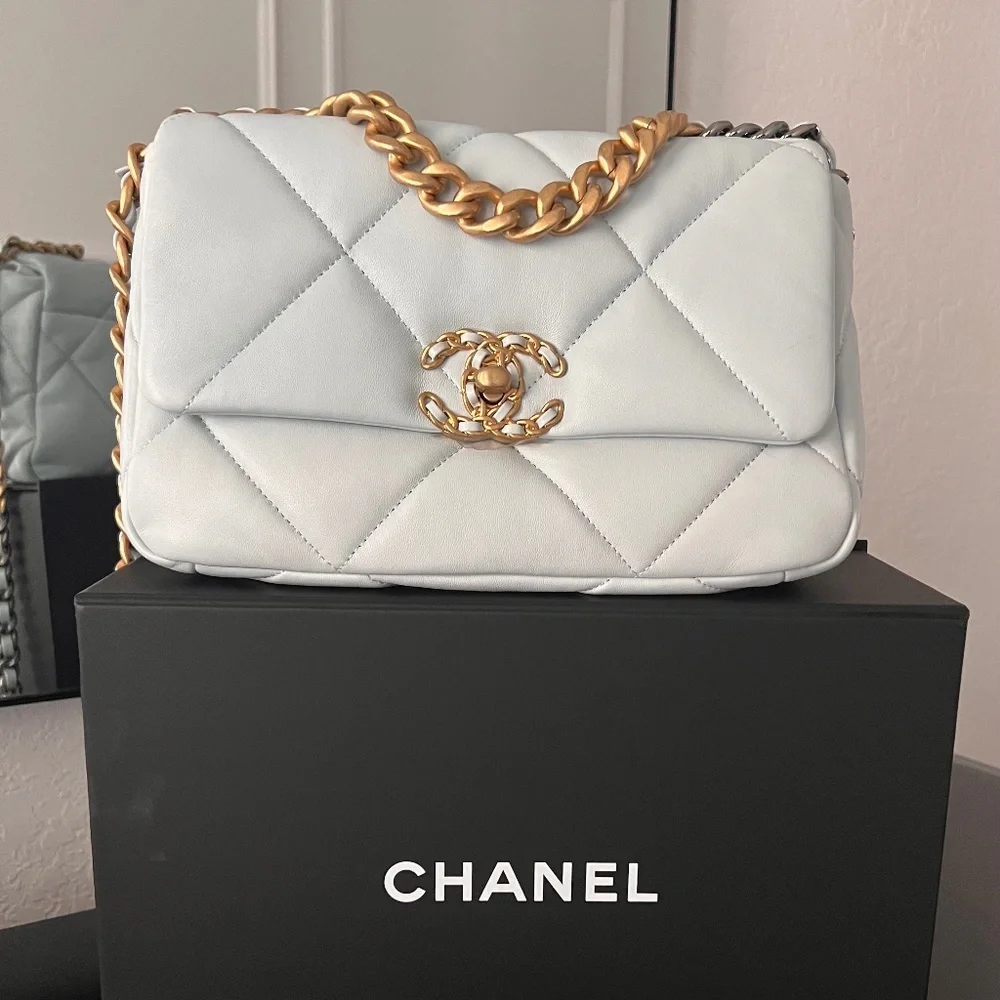 CHANEL White Quilted Shoulder Bag with Gold Chain